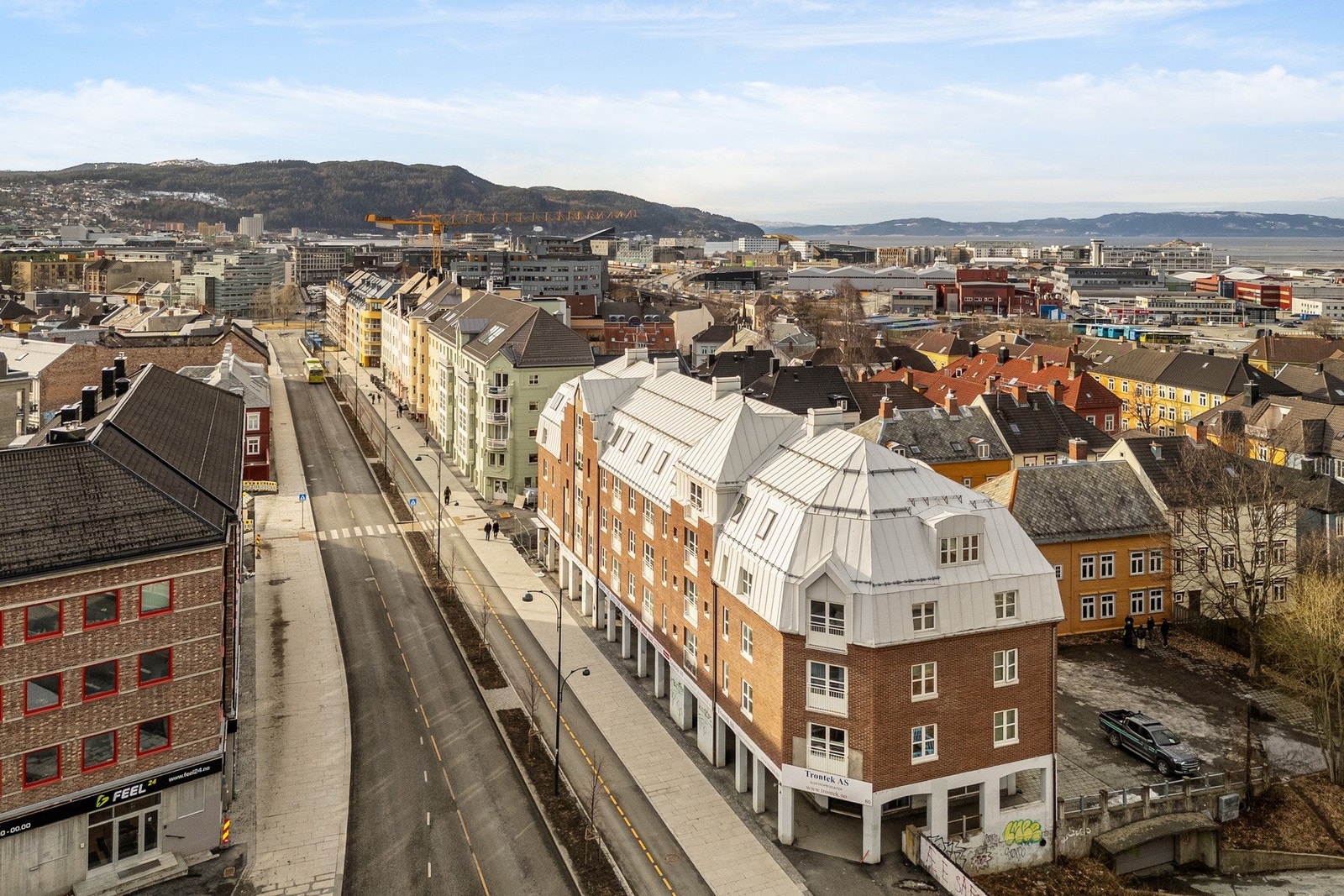 Innherredsveien 58 har en svært attraktiv og sentrumsnær beliggenhet i det populære området Lademoen. Her bor du i et levende og urbant bymiljø med kort vei til det meste Trondheim har å by på. Galleribilde