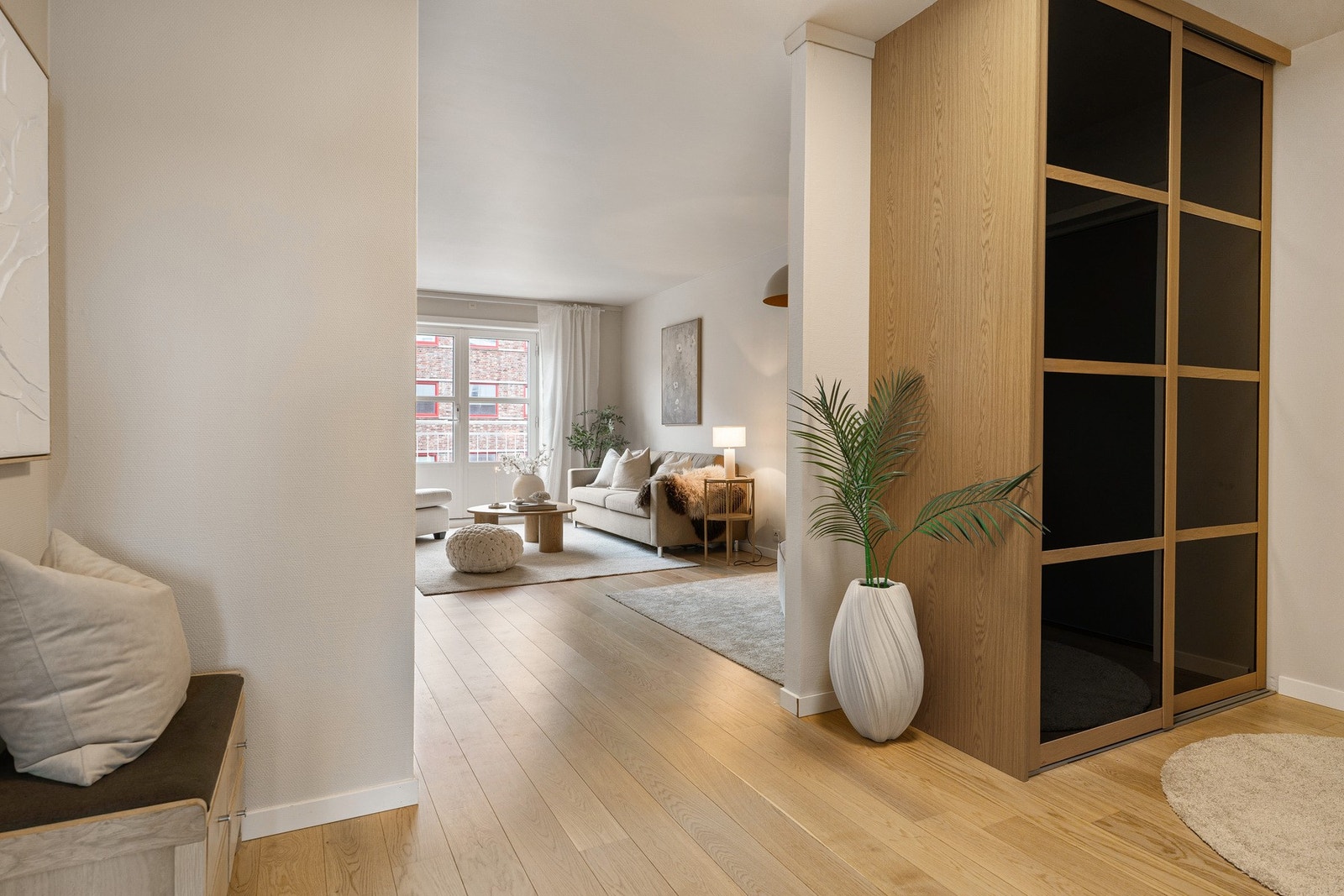 Entrè på 8 kvm, fungerer fint som leilighetens bindeledd. Medfølger bod på 6 kvm i kjeller. Galleribilde