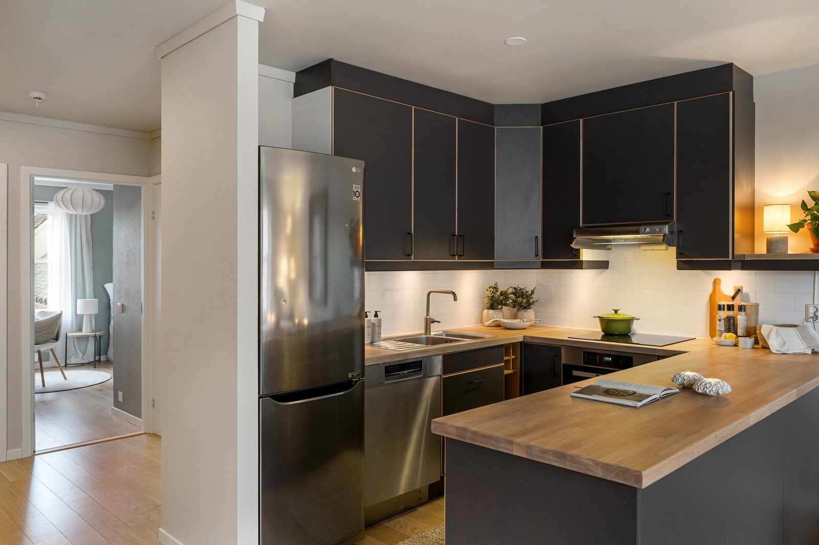 Delikat IKEA kjøkken med nye hvitevarer. TG1 fra takstmann. Det er nye håndtak på alle fronter og nye veggplater fra Berryalloc. Galleribilde