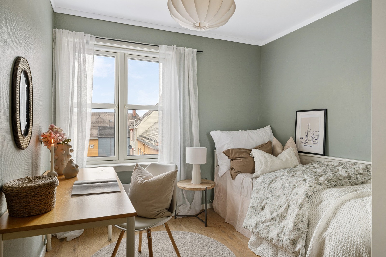 Soverom nr. 2 på 10 kvm. Garderobeløsning fra Elfa. Galleribilde