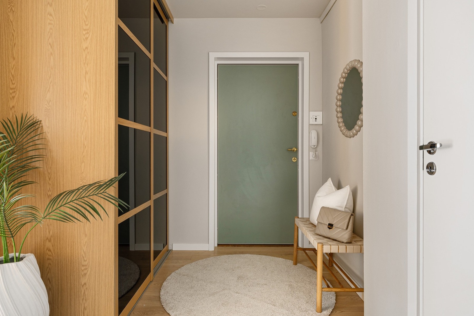 Det er elektronisk låssystem (porttelefon) og heis i bygget som tar deg fra p-kjelleren helt opp til leiligheten. Galleribilde