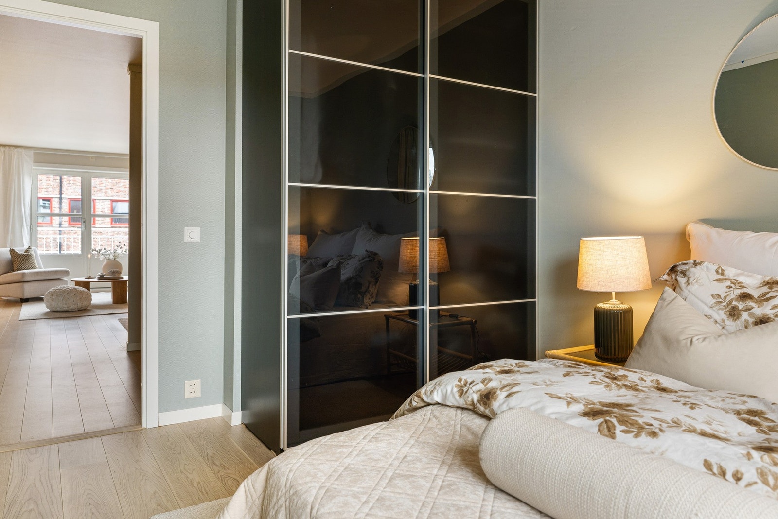 Praktisk PAX garderobeløsning som medfølger handelen. Veggene malt i Minty breeze. Galleribilde