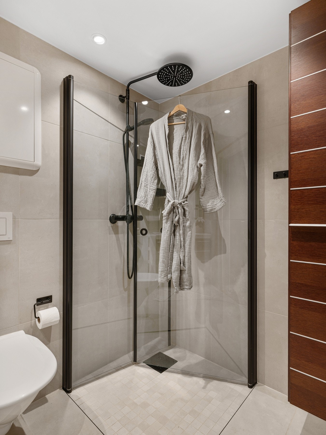 60*60 flis med varmekabler i gulv, mekanisk avtrekk og rør-i-rør system med nytt fordelerskap. Galleribilde