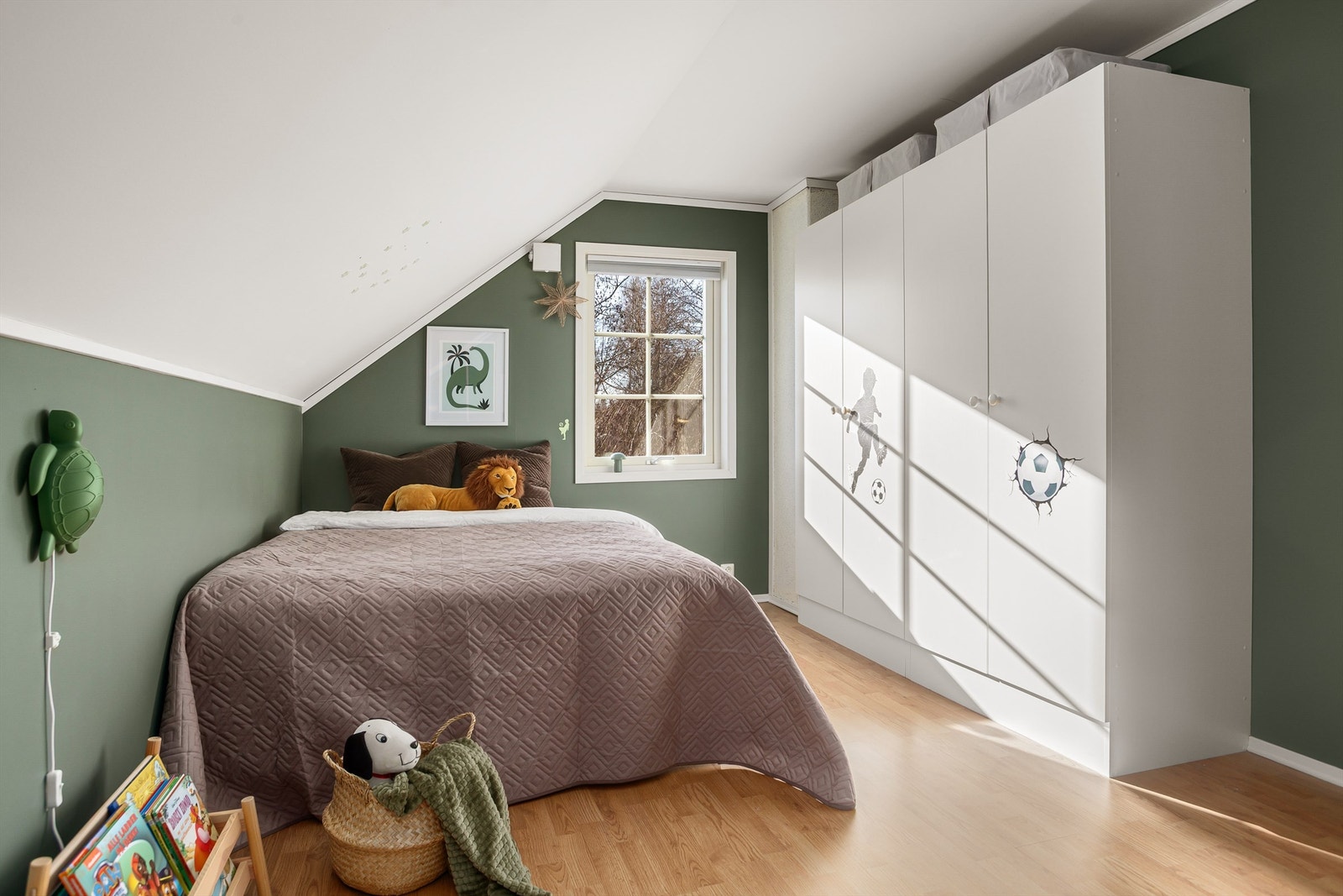 Soverom 2 er også av god størrelse og har godt med garderobeskap Galleribilde