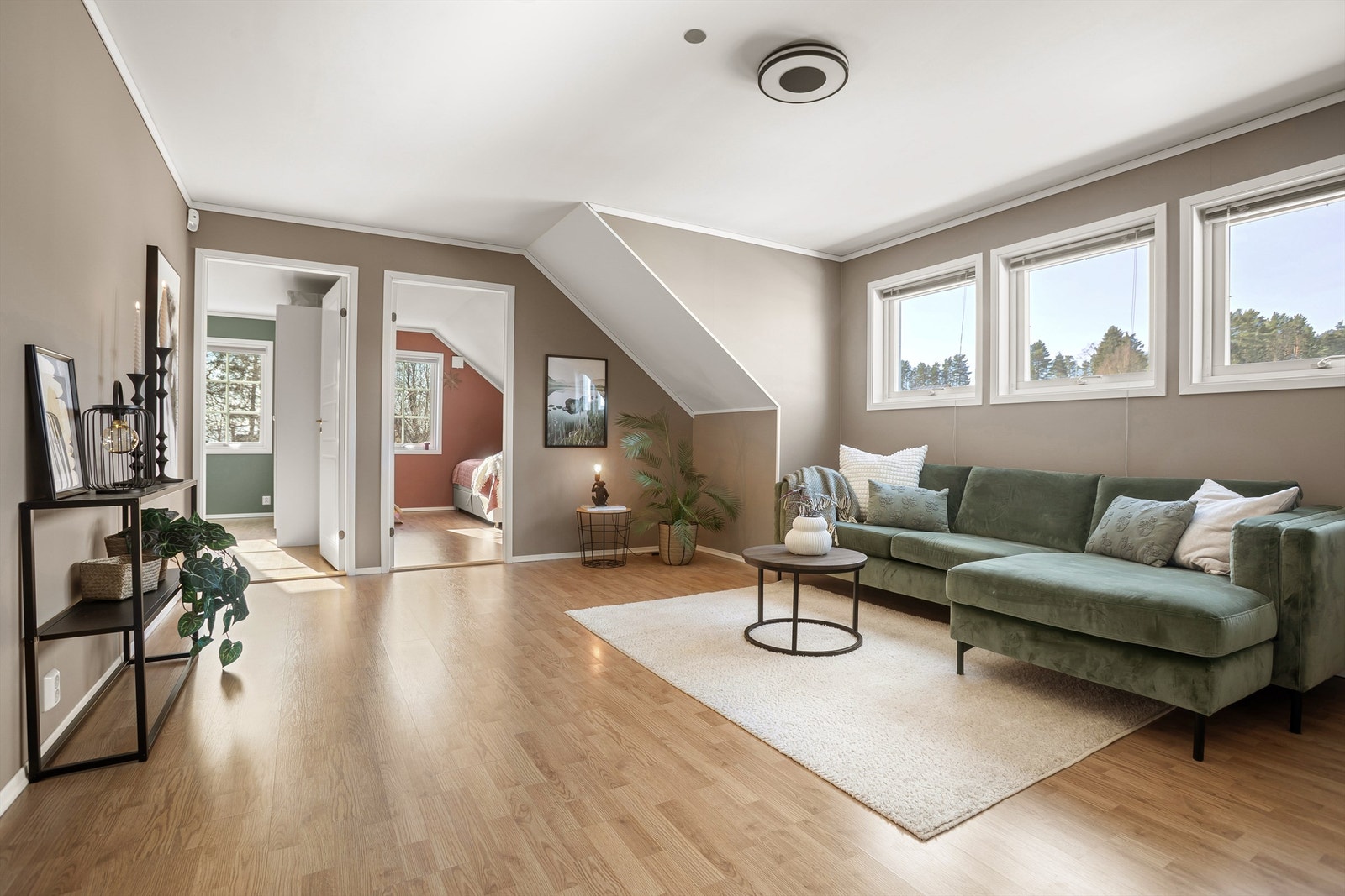 En romslig og flott stue i 2.etg også - et flott samlingssted for barna Galleribilde