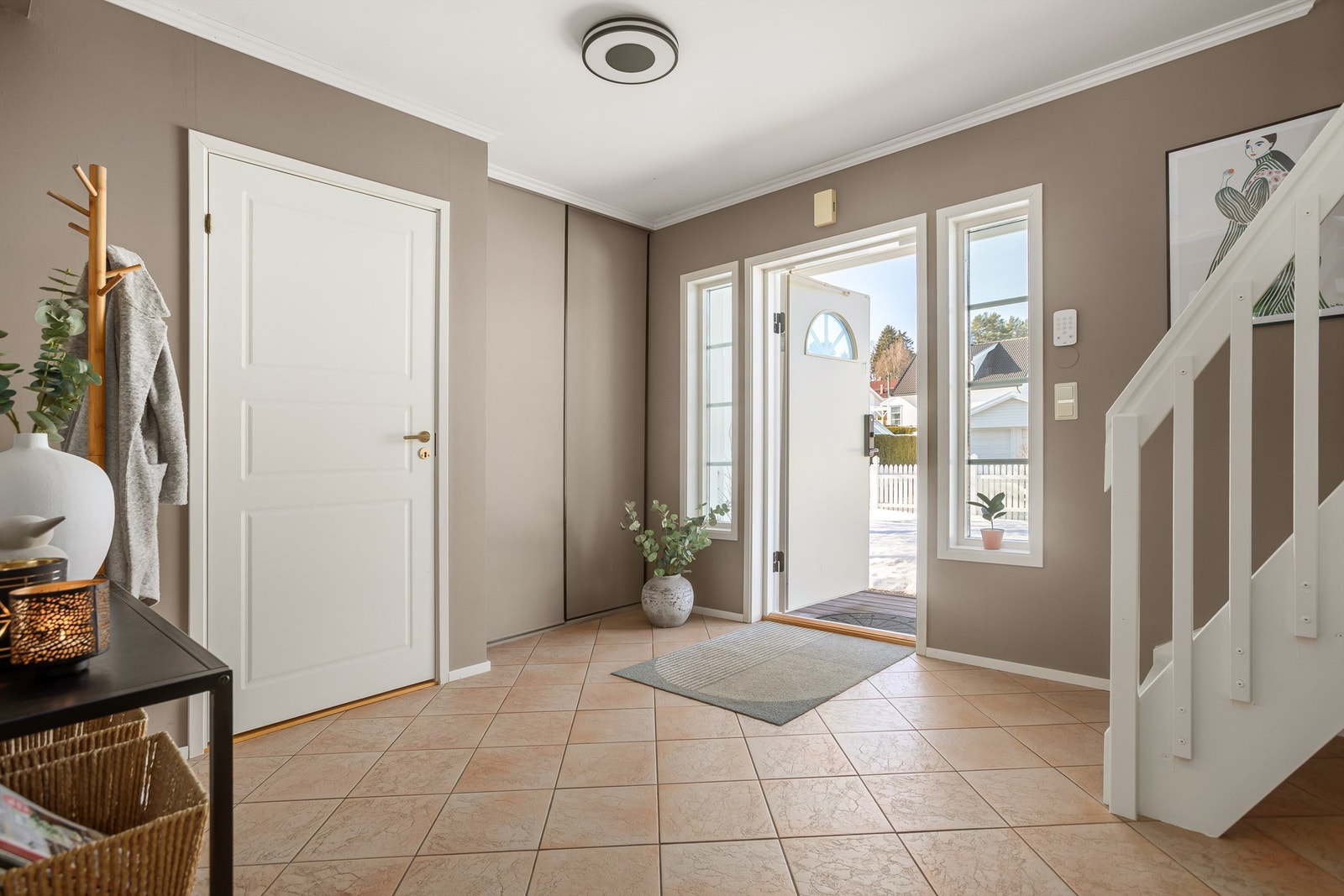 En romslig og praktisk hall med garderobe og gulvvarme Galleribilde