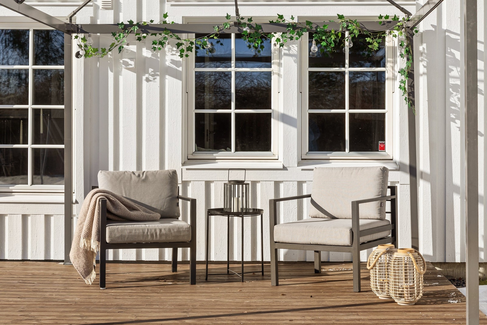 Stor terrasse utenfor stuen Galleribilde