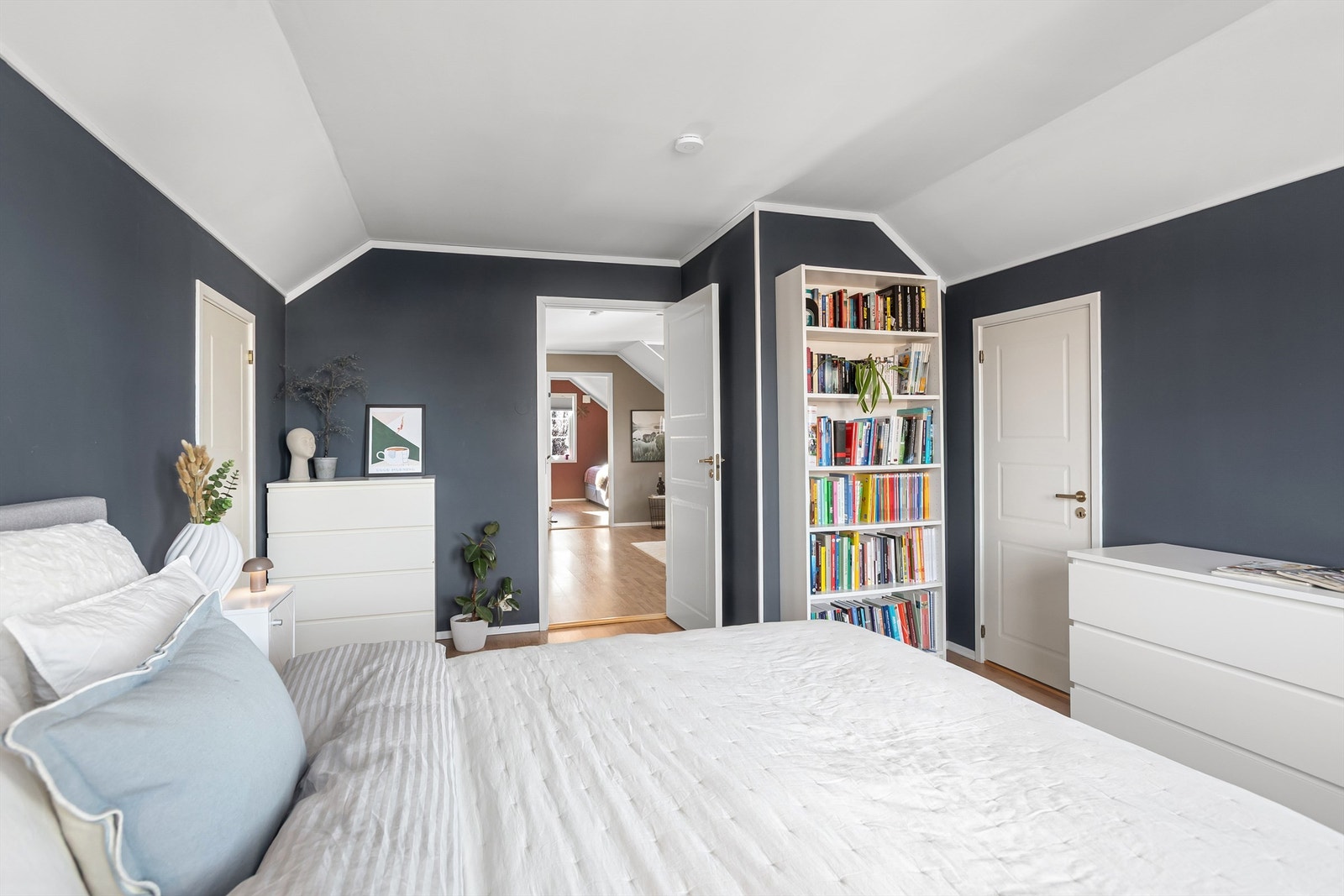 Dørene til høyre og venstre er til praktisk lagringsplass på skråloft Galleribilde