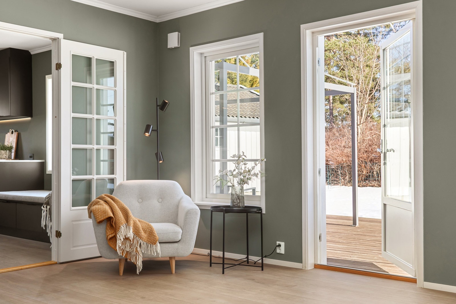 Utgang til terrasse og hage fra stuen Galleribilde