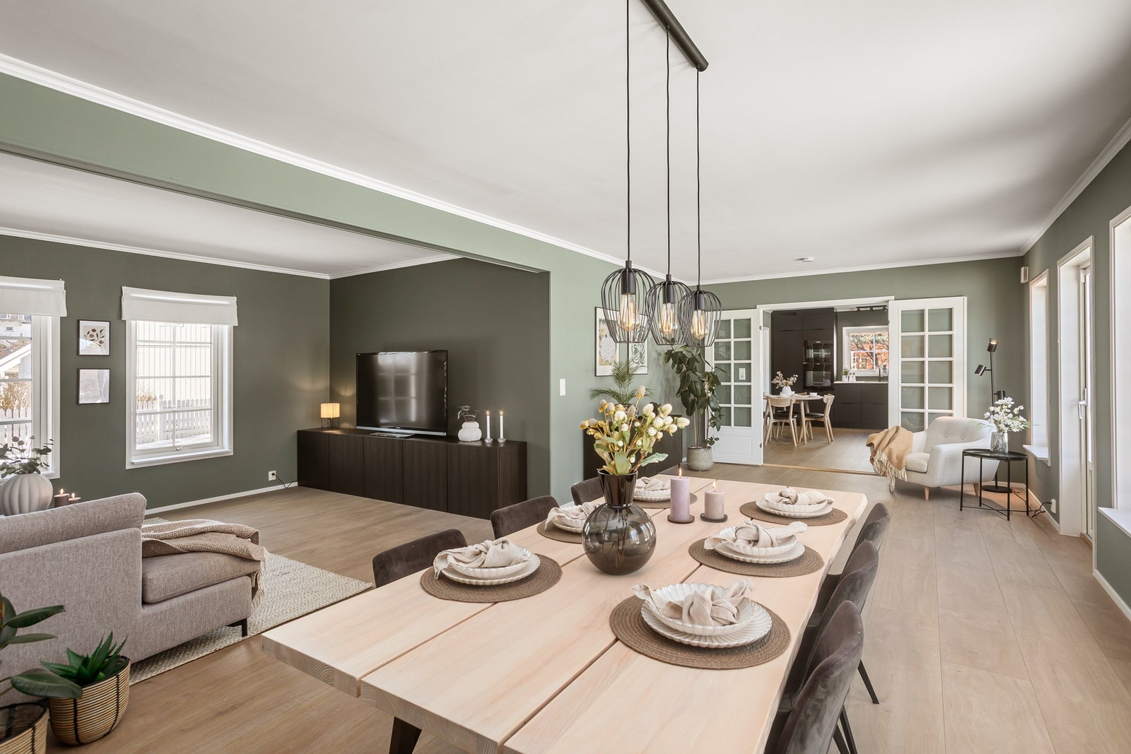 I stuen er det god plass til spisestue og sofagruppe Galleribilde