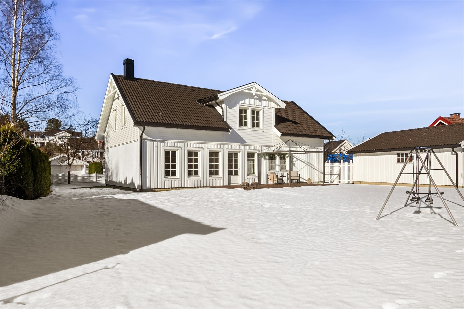 Flatt og meget anvendelig hage Galleribilde