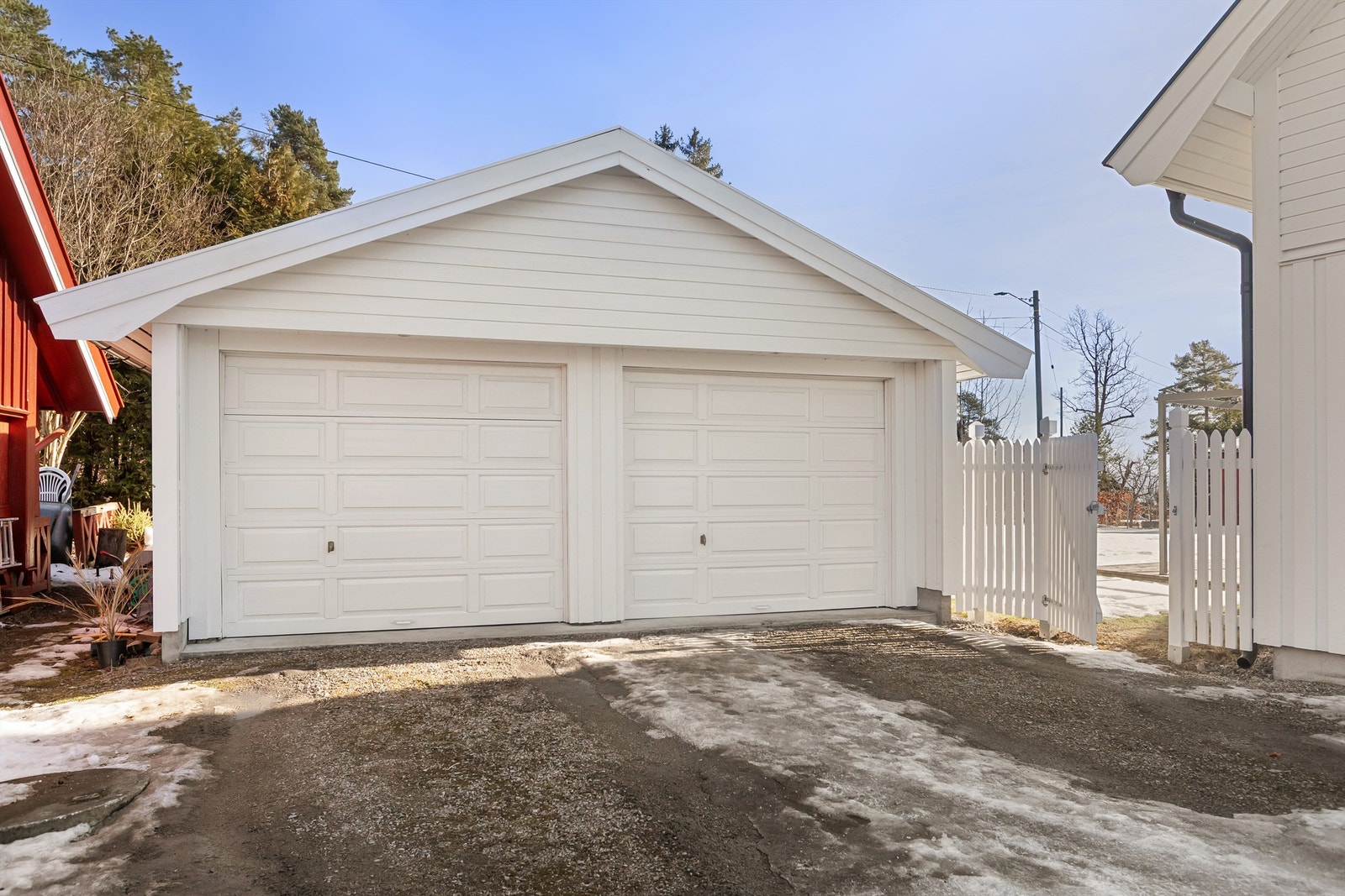 Dobbel garasje med el-bil lader Galleribilde