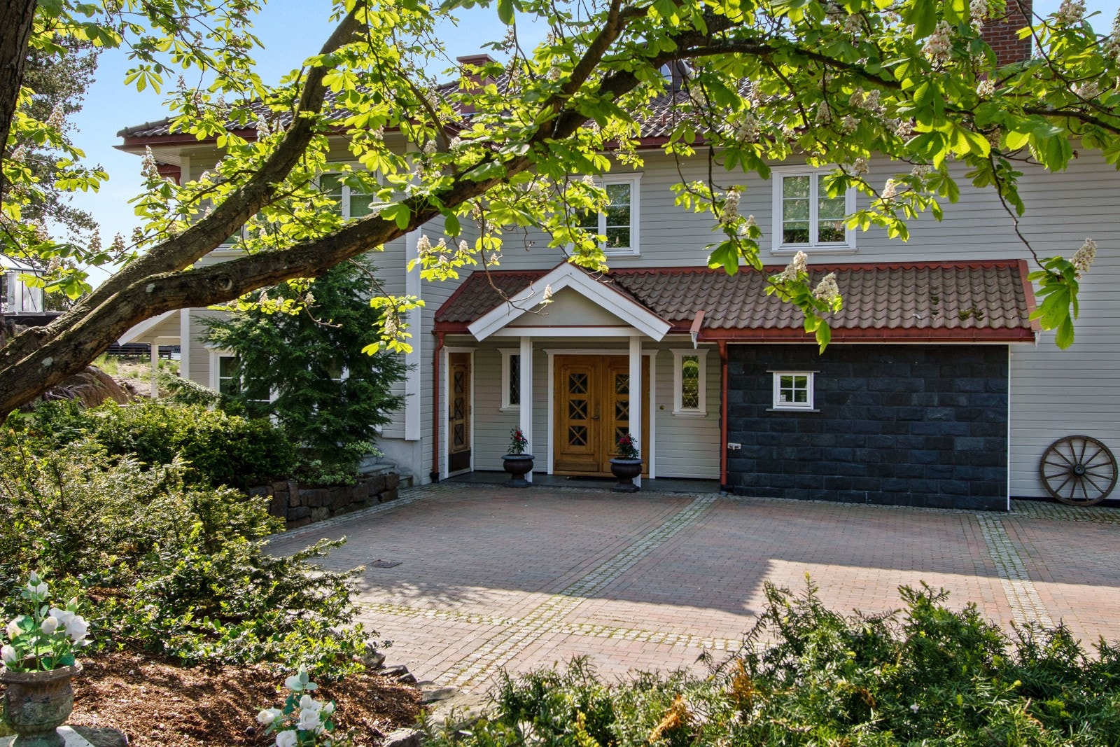 Villaen har et representativt inngangsparti med tofløyet ytterdør i massiv eik. Galleribilde