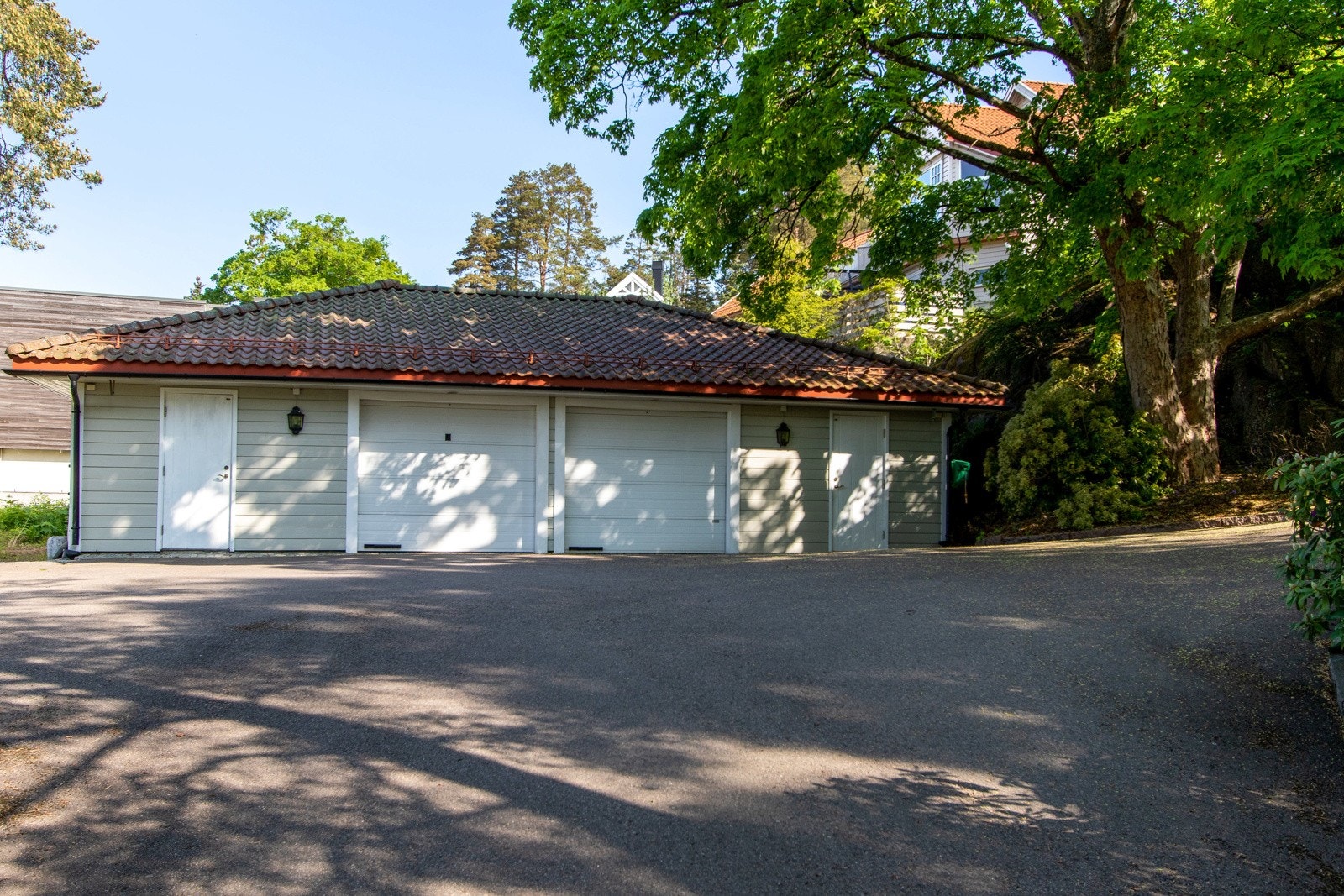 Det er parkering i en isolert dobbelgarasje på ca. 92 kvm, med tre boder, isolert hobbyrom og innlagt strøm. Galleribilde