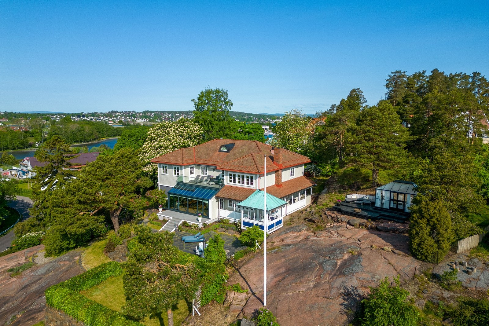 Husøy er en del av Norges vakreste skjærgård, kun få minutter unna både Teie og Tønsberg. Galleribilde