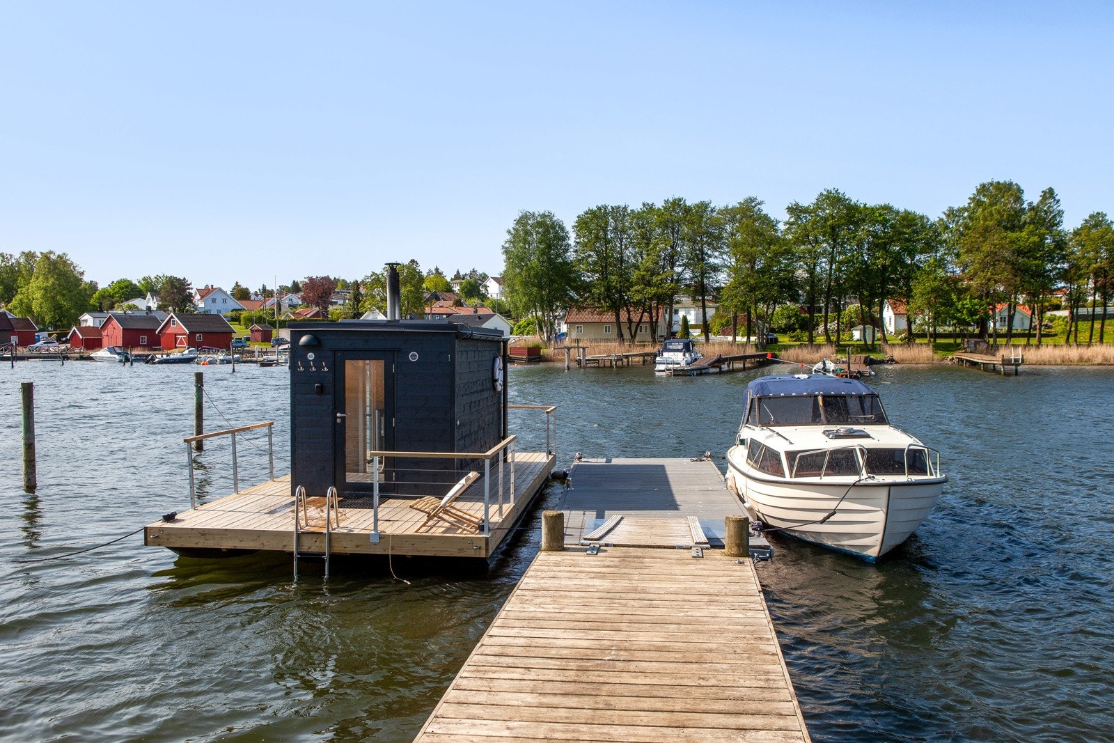 Badstua har fått lov å holde til på brygga, et veldig hyggelig tilskudd. Galleribilde
