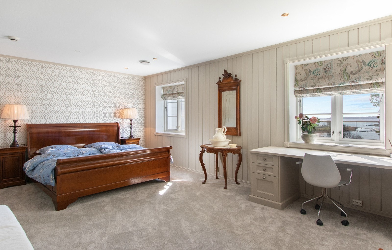 Her er det slått sammen to soverom til ett stort rom, men det er to dører inn og rommene kan enkelt deles igjen. Galleribilde