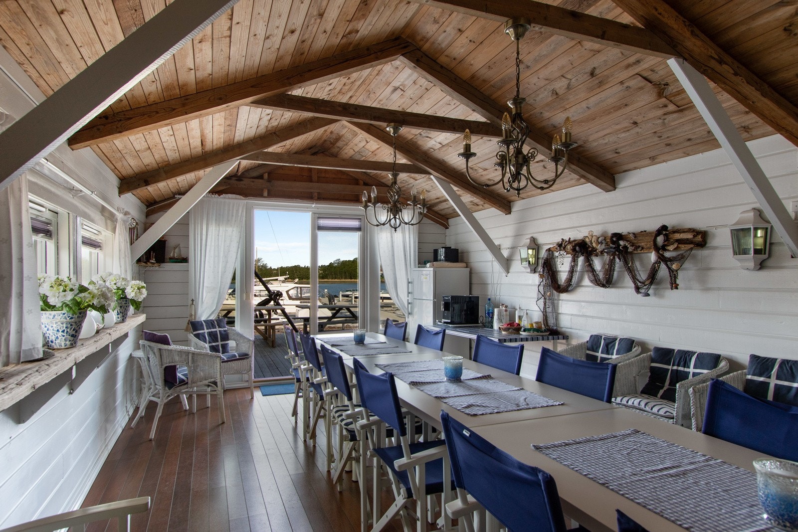 Festlokalet, "Strandstua", kan disponeres fritt til private selskap i en egen utleiekalender. Galleribilde