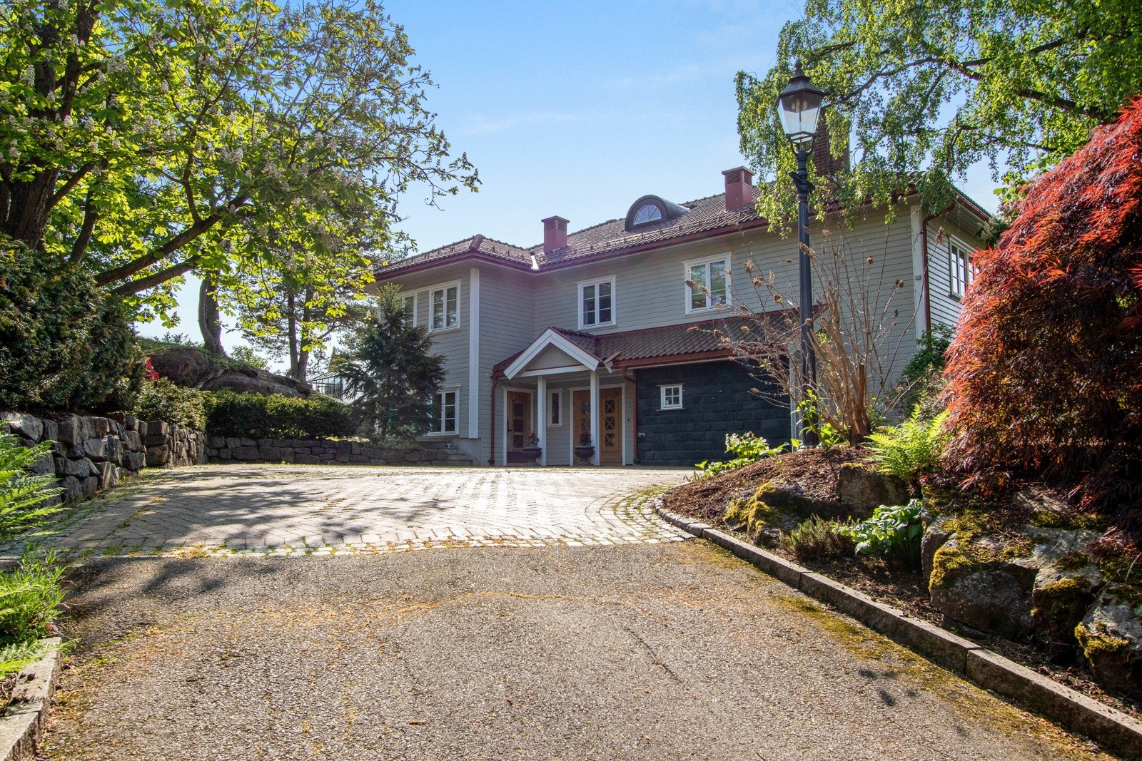Det er en staselig villa som møter deg på toppen av den private innkjørselen. Galleribilde