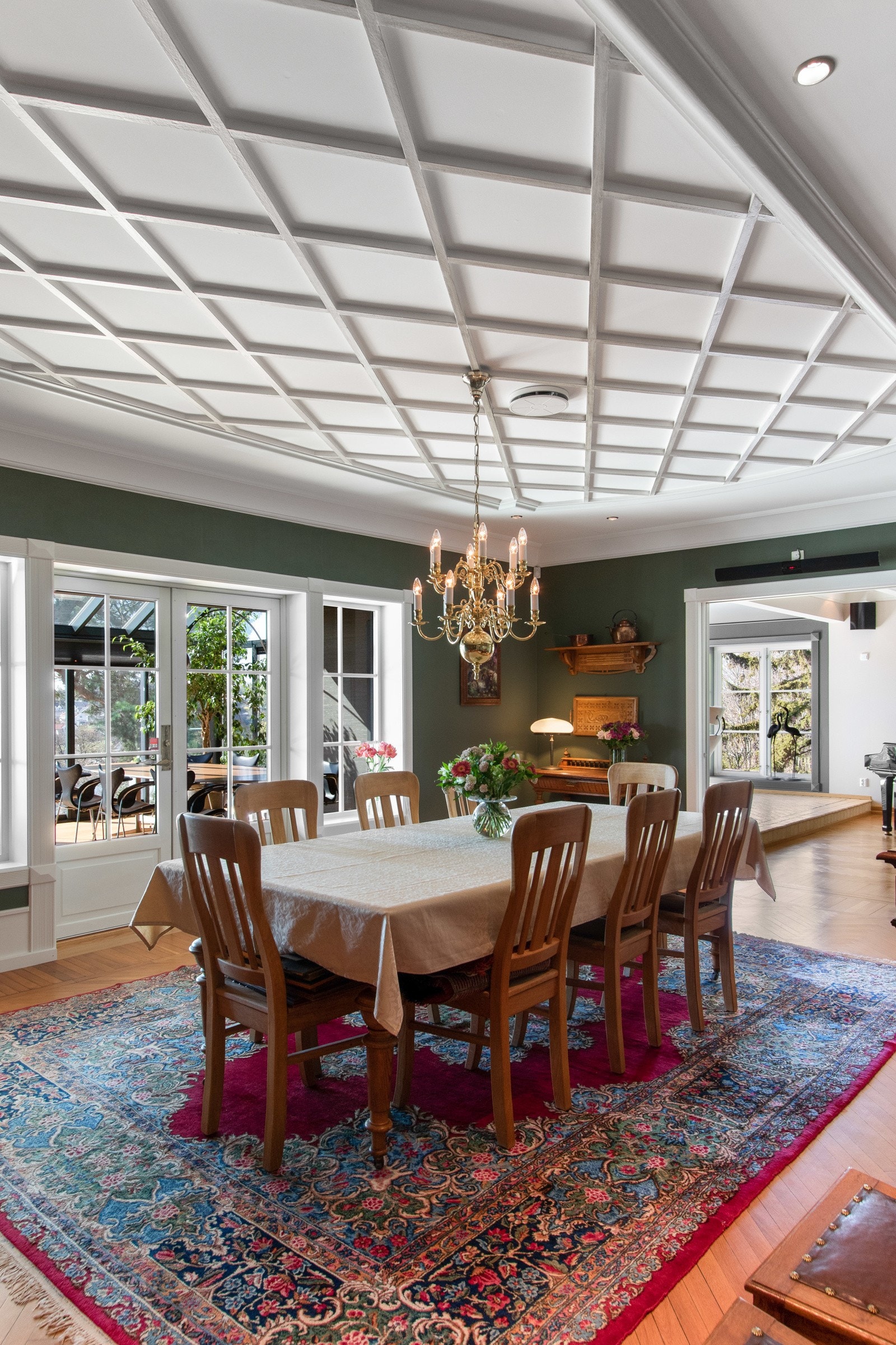 Himlingen har downlights, og veggflatene er malt i en mørk og tidsriktig grønnfarge. Galleribilde