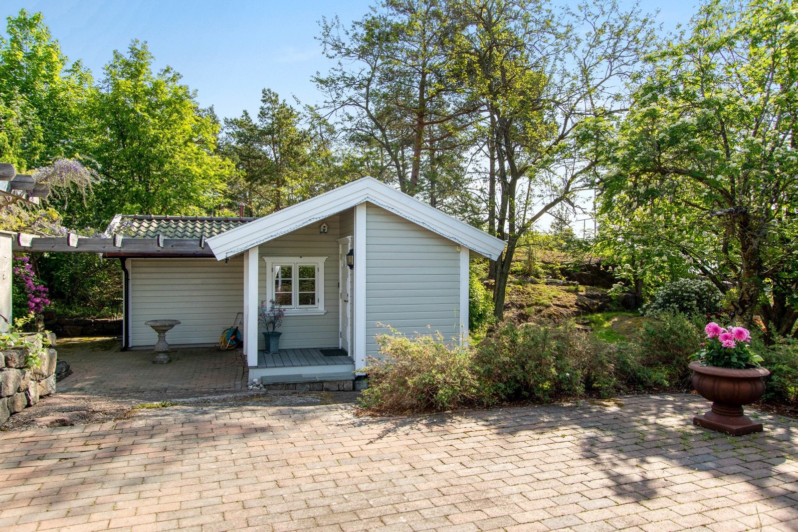 Annekset måler ca. 25 kvm og har en egen grillplass med belegningsstein. Galleribilde