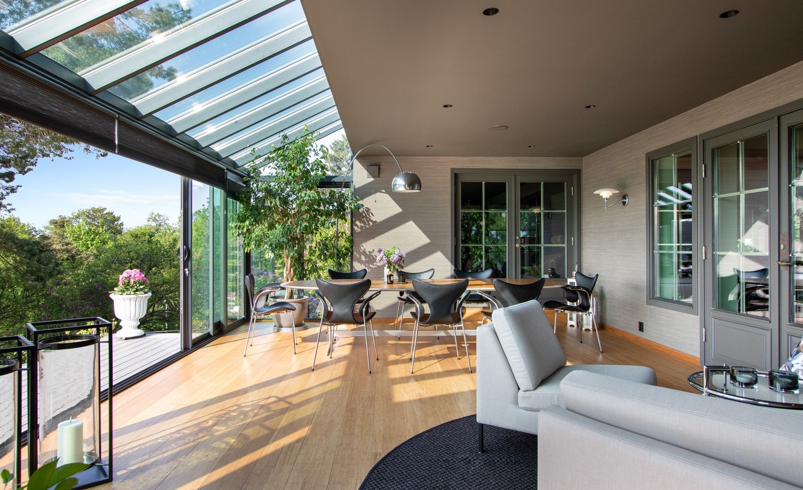 Fra spisestuen er det utgang til en isolert og innglasset hagestue fra 2020/21, med downlights, screens og virkelig flott tapet. . Galleribilde