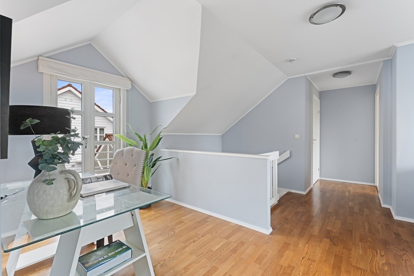 78kontor_ver02.jpgLoftstuen har hjemmekontor med fjordutsikt Galleribilde