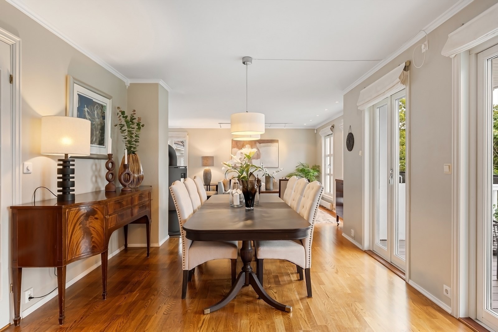 Spisestuen gir rom for langt langbord for de store anledningene Galleribilde