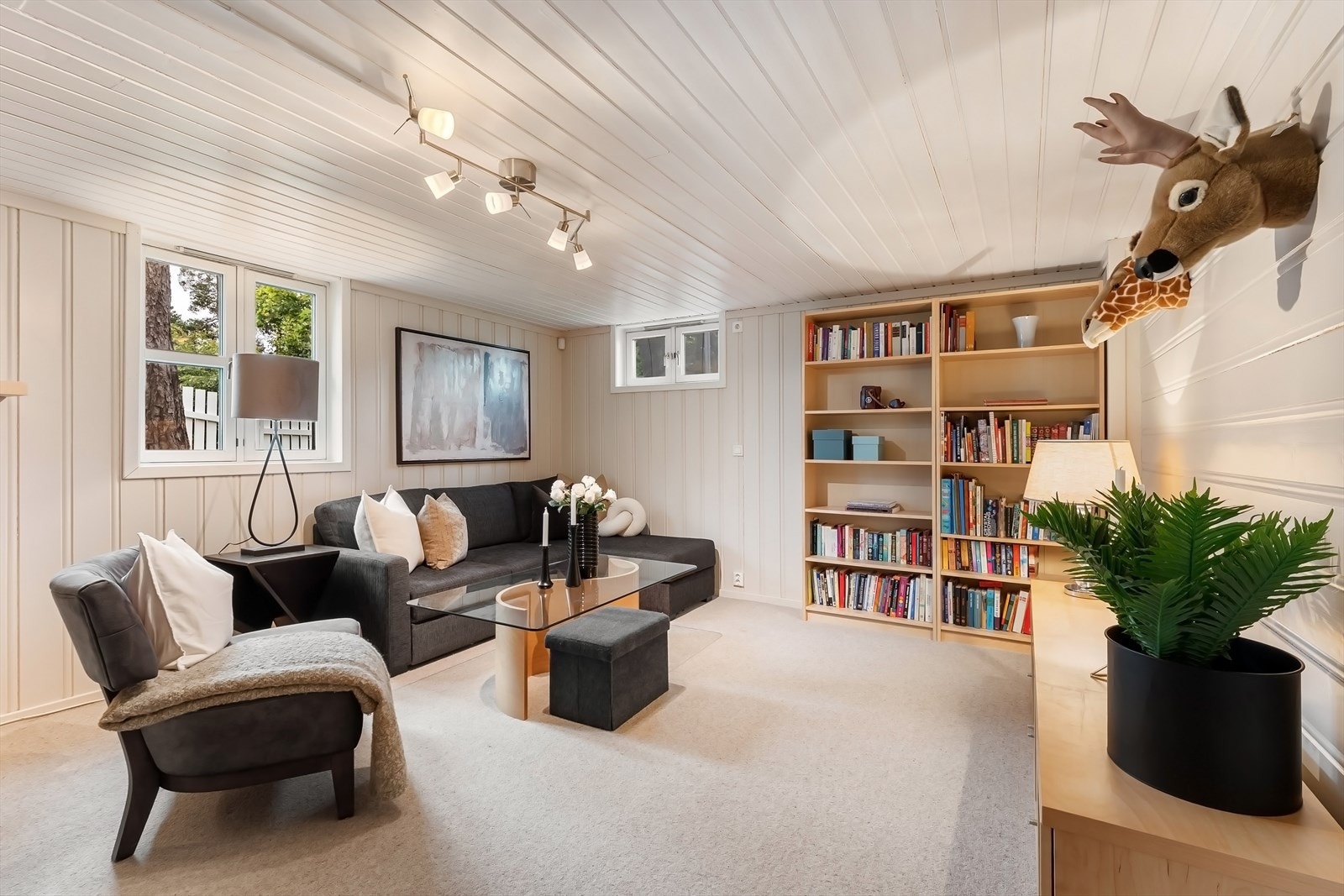 Kjellerstue som kan dekke diverse behov for barn, kontor, gjester osv. Galleribilde