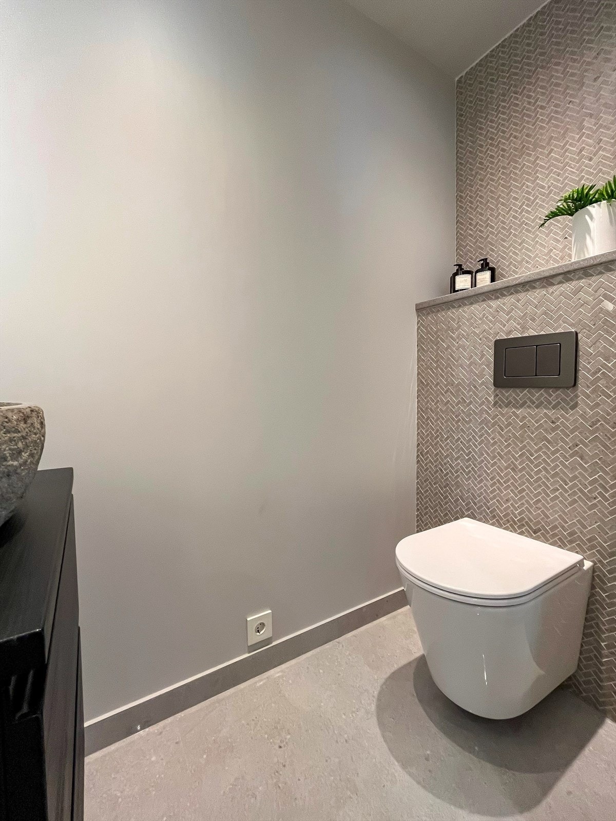 Separat gjestetoalett oppusset i 2024; Flotte detaljer i servant, flislagt gulv og flislagt sisterne for WC (Fired Earth) Galleribilde