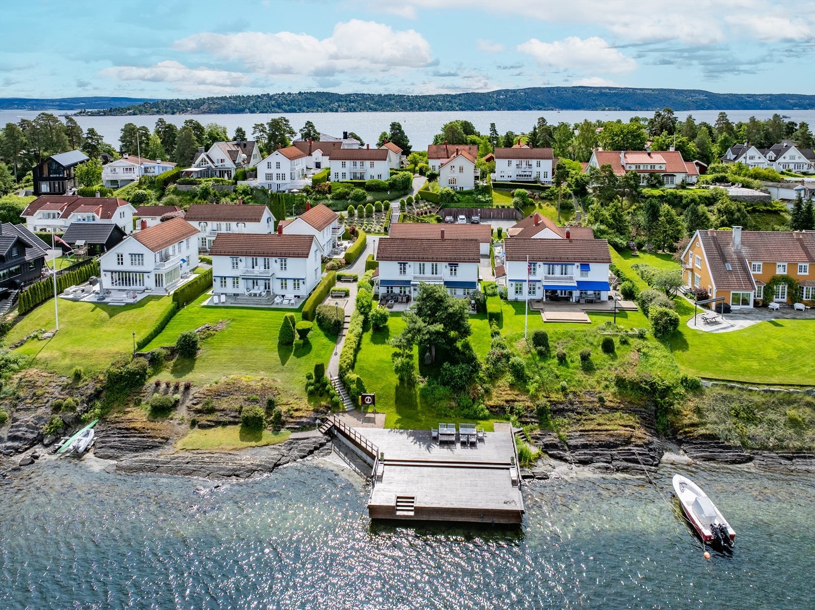 Ca. 80 m. privat strandlinje og brygge og bøyer for båt Galleribilde