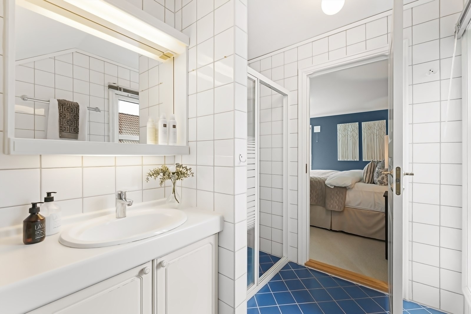 Badet har dusjhjørne og WC, badekar i nabobad Galleribilde