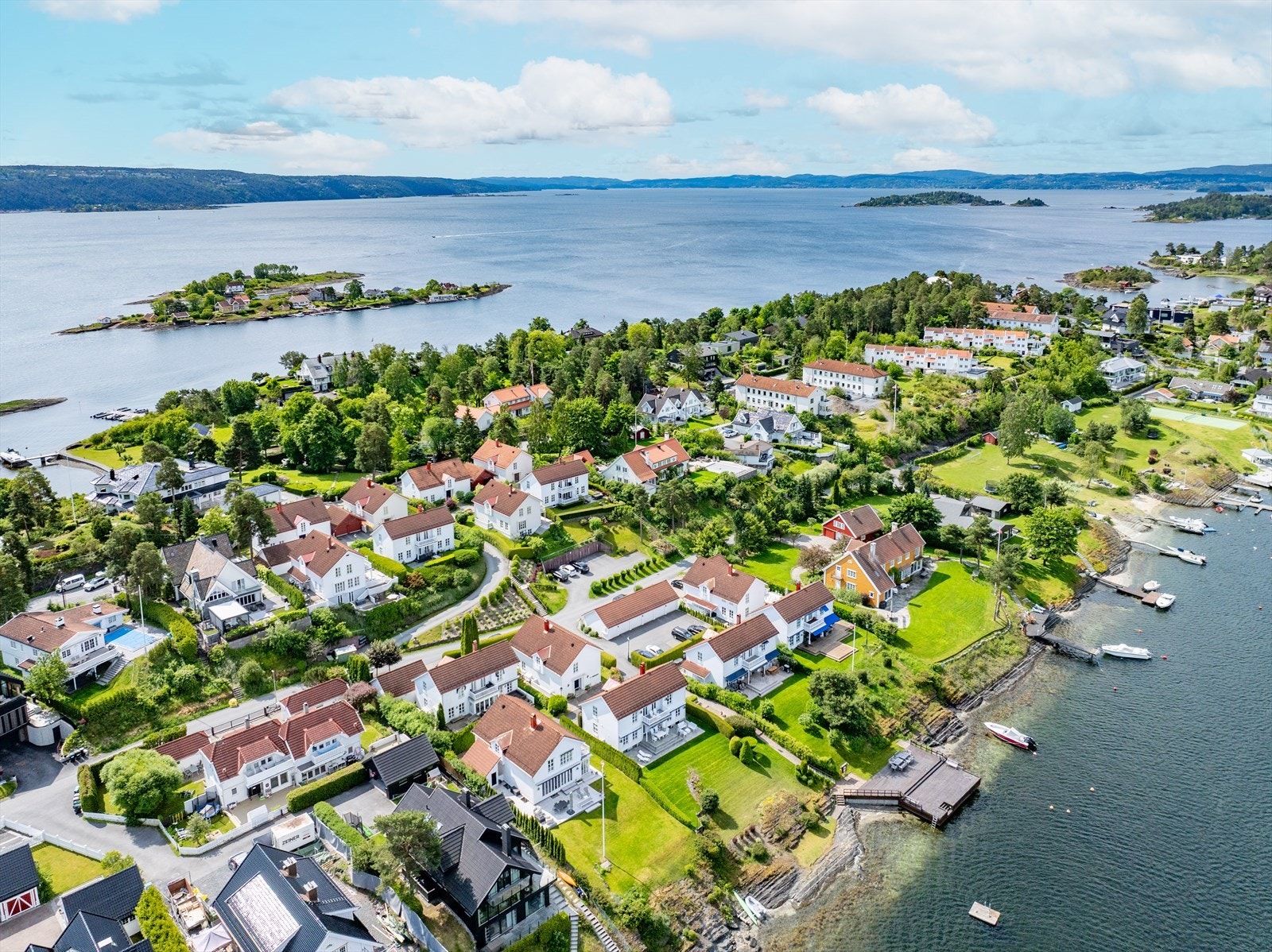 Til felles brygge hører små strender med sandbunn og bøyer for båt Galleribilde