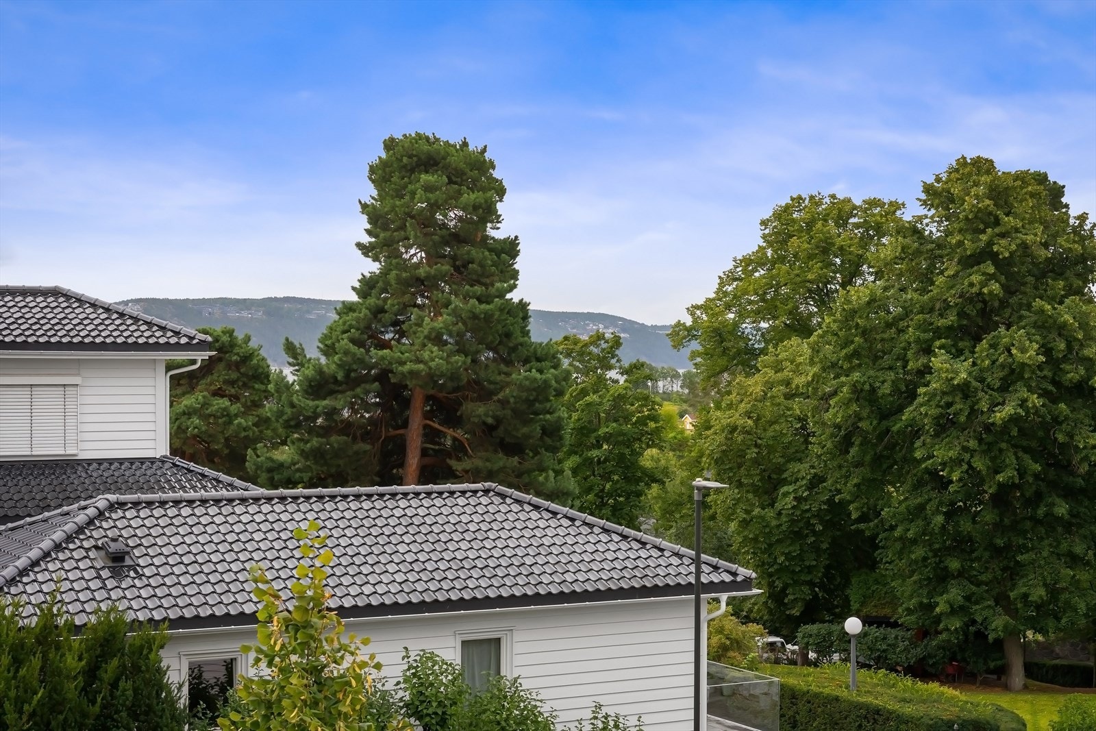 2. etasje mot sør gir gode glimt av Oslofjorden og skipstrafikken på sjøen - mer i virkeligheten enn på bilder, dessuten mer i vinterhalvåret Galleribilde