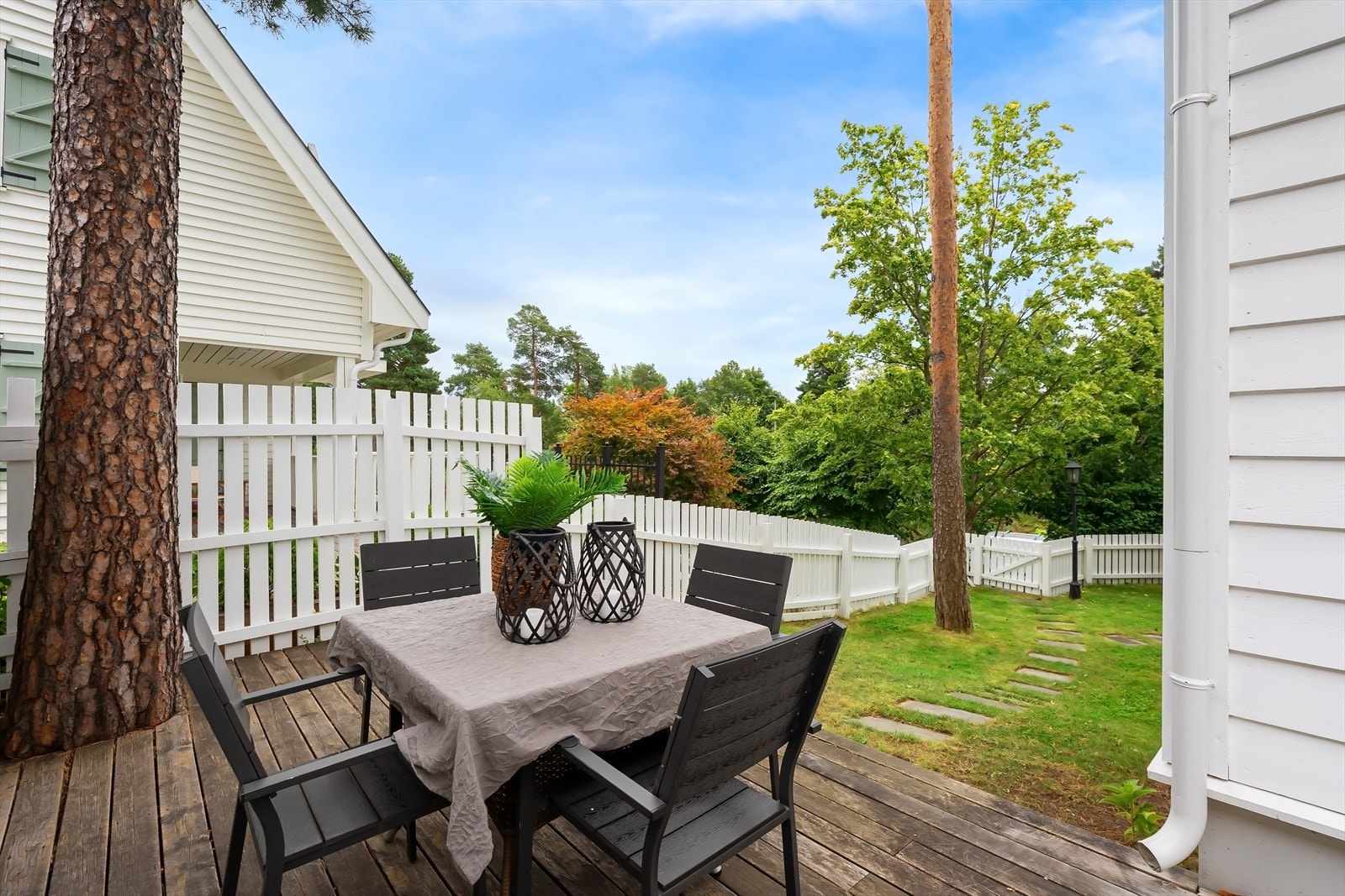 I hjørnet av hagen, har boligen en genial og privat trappeadkomst fra Strømstangveien (gjesteparkering, barn, tur, bading i fjorden mv.) Galleribilde