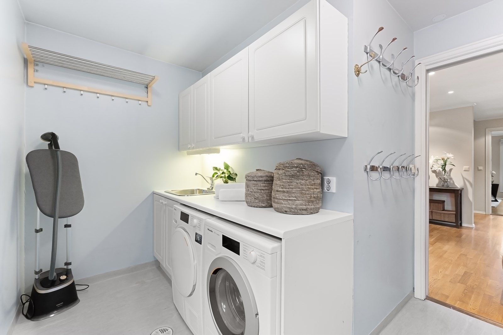 Stort og praktisk vaskerom med bl.a. flere høyskap, plass til ekstra kjøleskap mv. Galleribilde