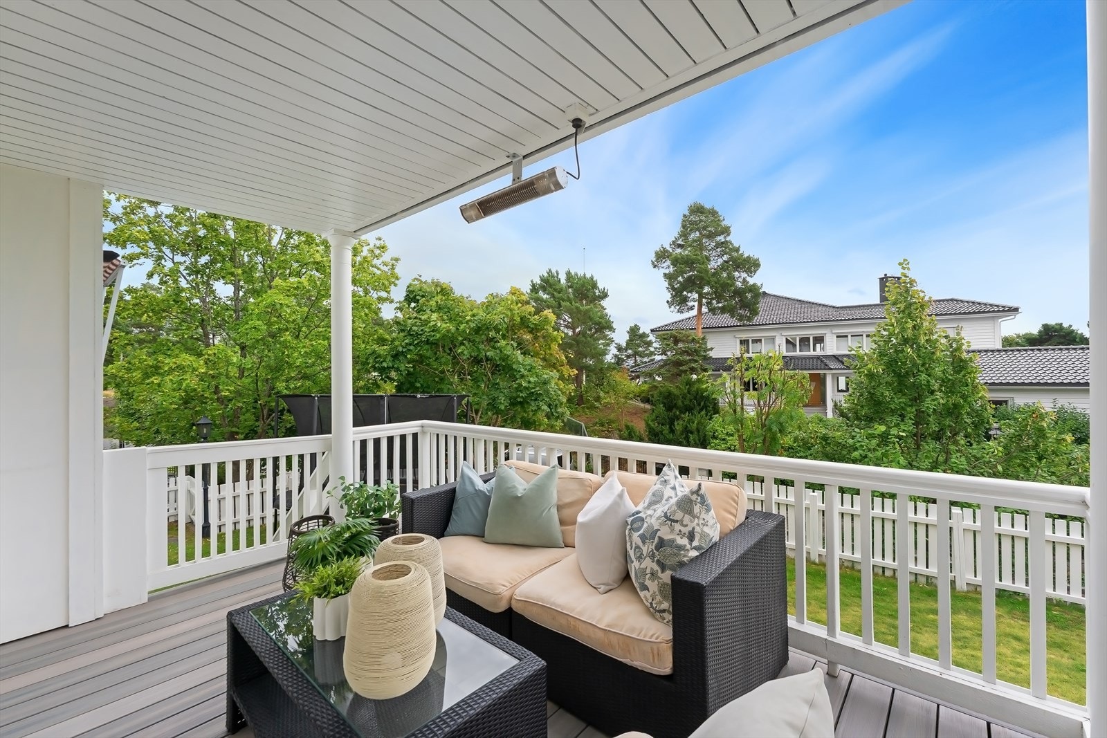 Overbygget veranda med adkomst hage, flott utsyn og utsikt til Osjofjorden Galleribilde