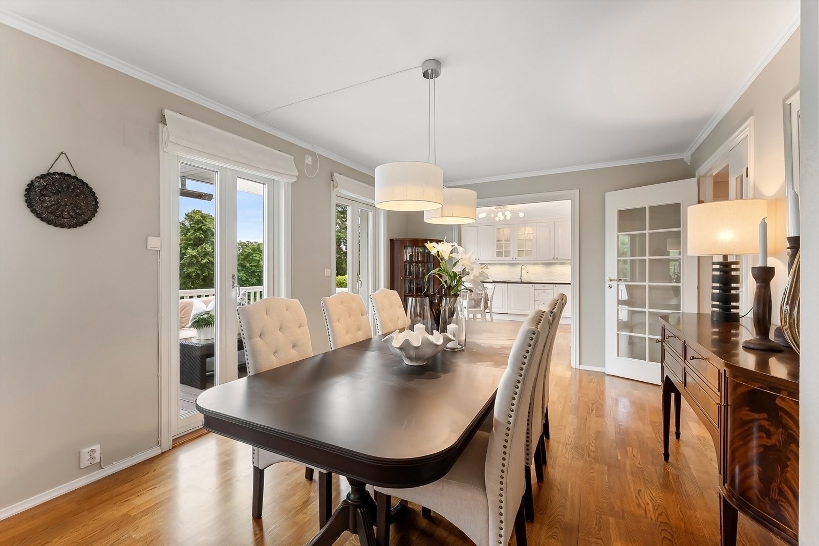 Hall til veranda, stue til kjøkken - i senter ligger spisestuen Galleribilde