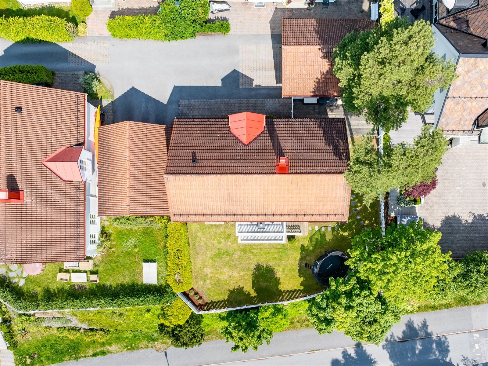 Eiendommen med sin gårdsplass og ulike soner i hage Galleribilde