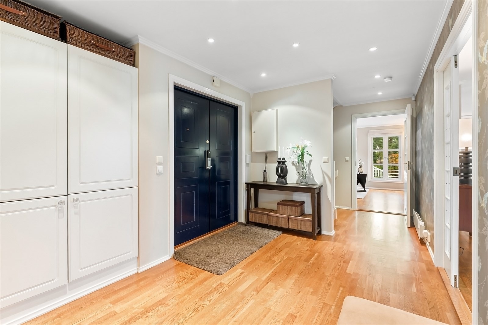 Entré/hall mot spisestue, stue og trappeløp Galleribilde