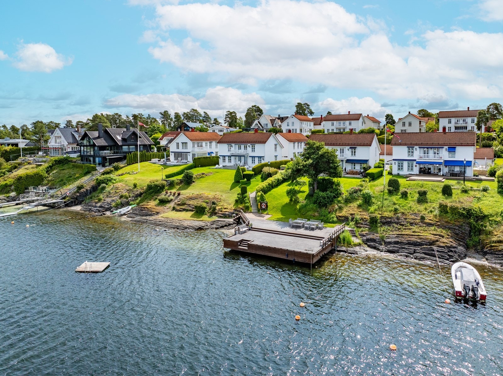 Privat brygge, badebrygge, små sandstrender og bøyer for båt (8 stk.) Galleribilde