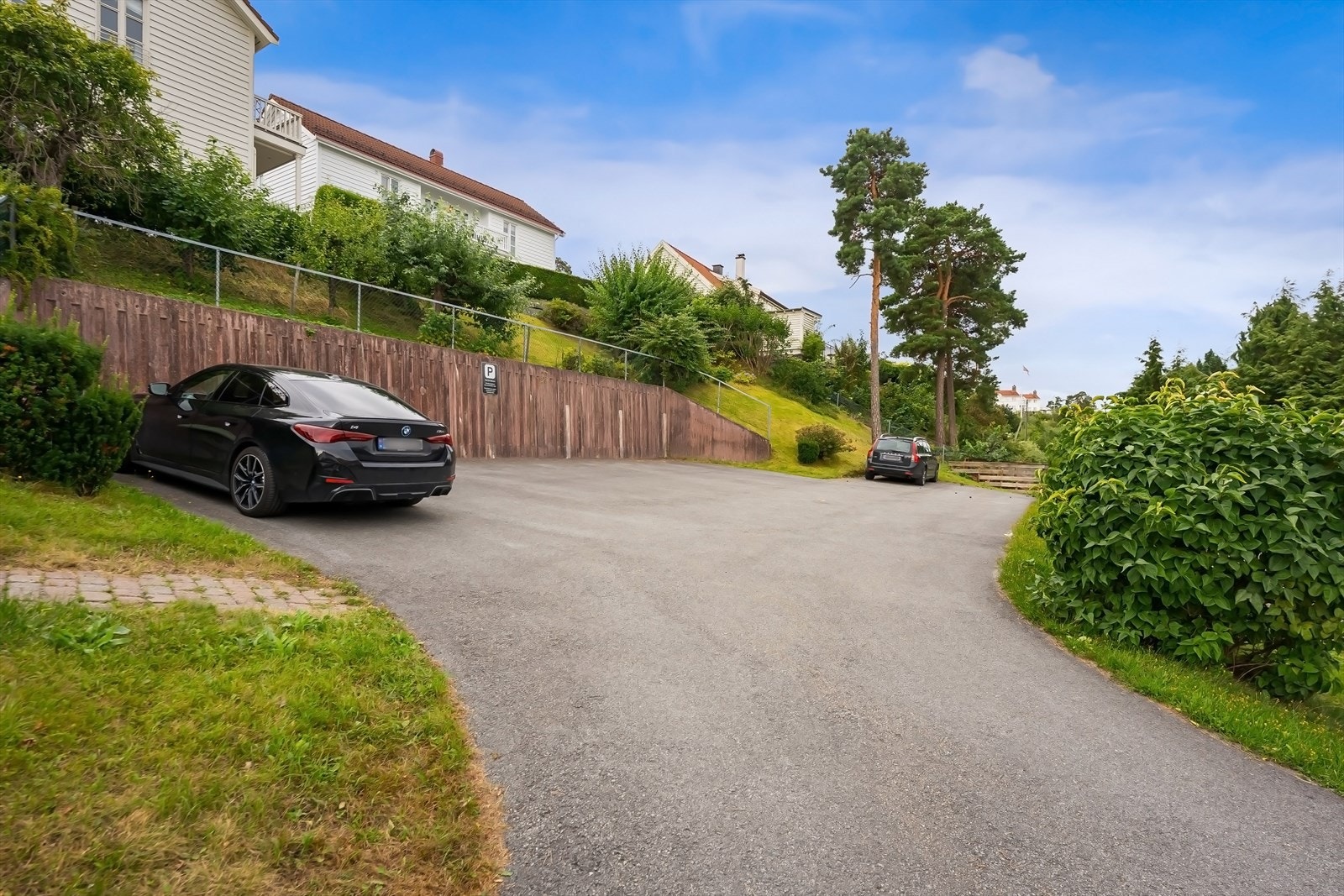 Ekstra P-plass for boligen er denne til venstre Galleribilde