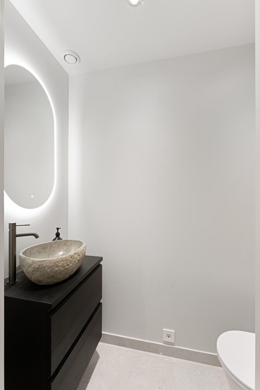 Separat gjestetoalett oppusset i 2024; Flotte detaljer i servant, flislagt gulv og flislagt sisterne for WC (Fired Earth) Galleribilde