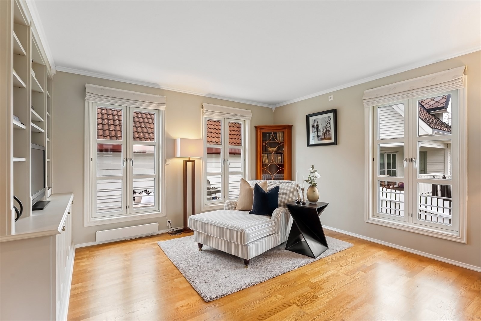 Del av stuen som TV-stue, terrasseareal utenfor Galleribilde