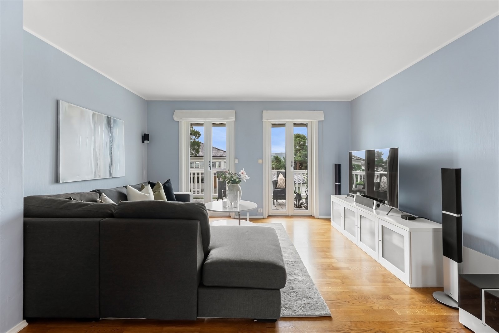 Loftstuen er et flott areal. Veranda med fjordutsikt, dessuten muligheten for et ekstra (barne-)rom Galleribilde