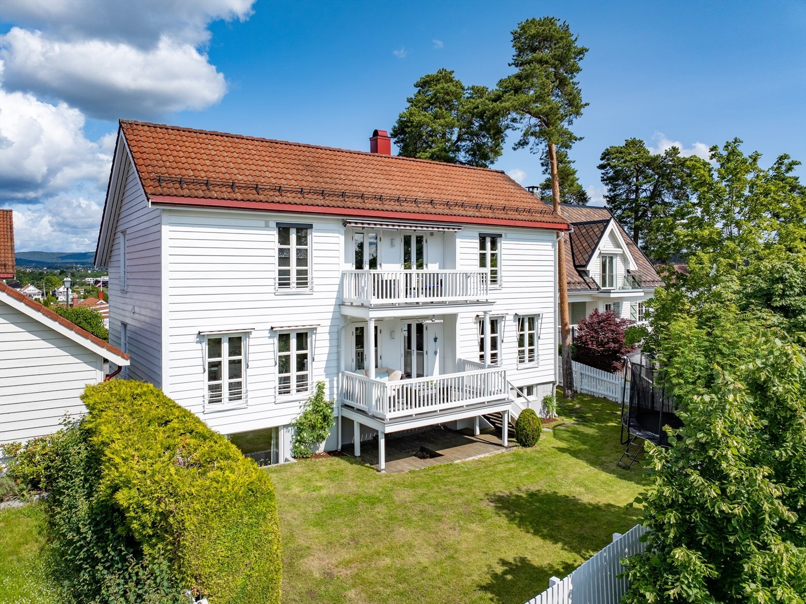 Eiendommen ligger usjenert, høyt og med en av de bedre hagene Galleribilde