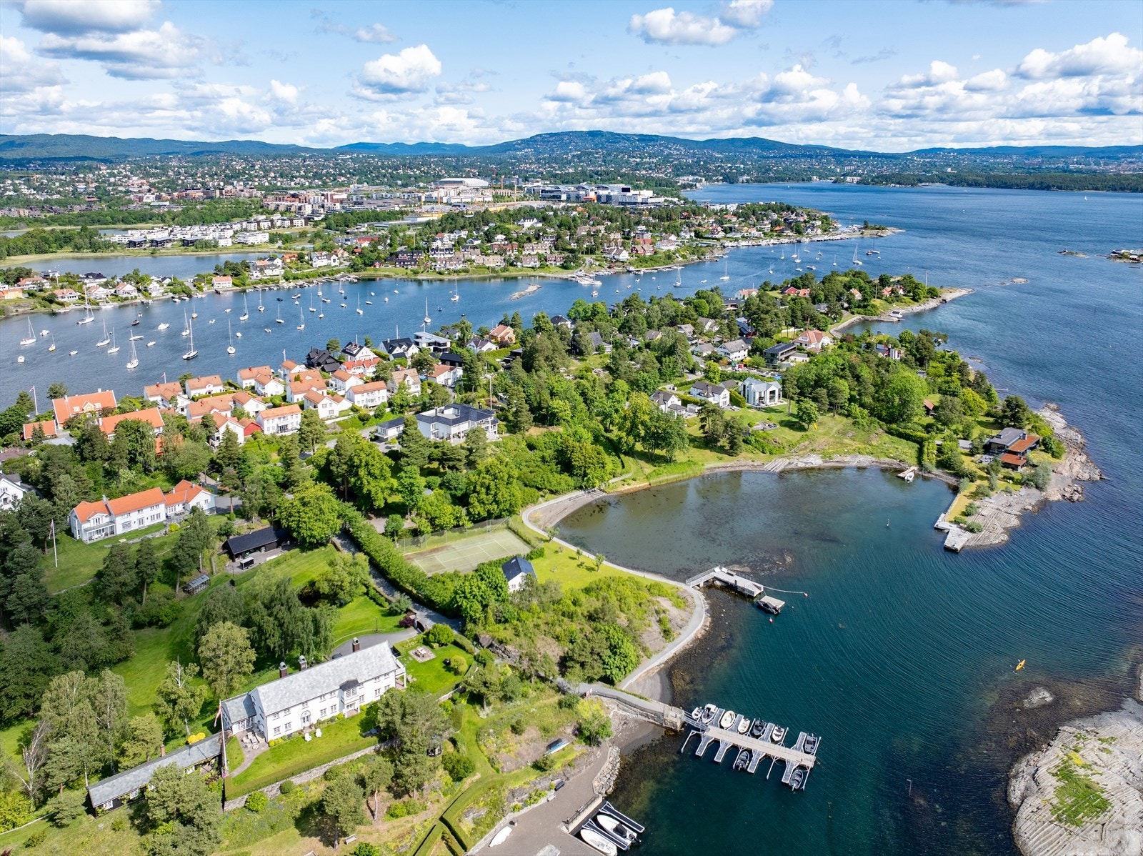 Strømstangen og boligen fra sør, her med Lortebukta Galleribilde