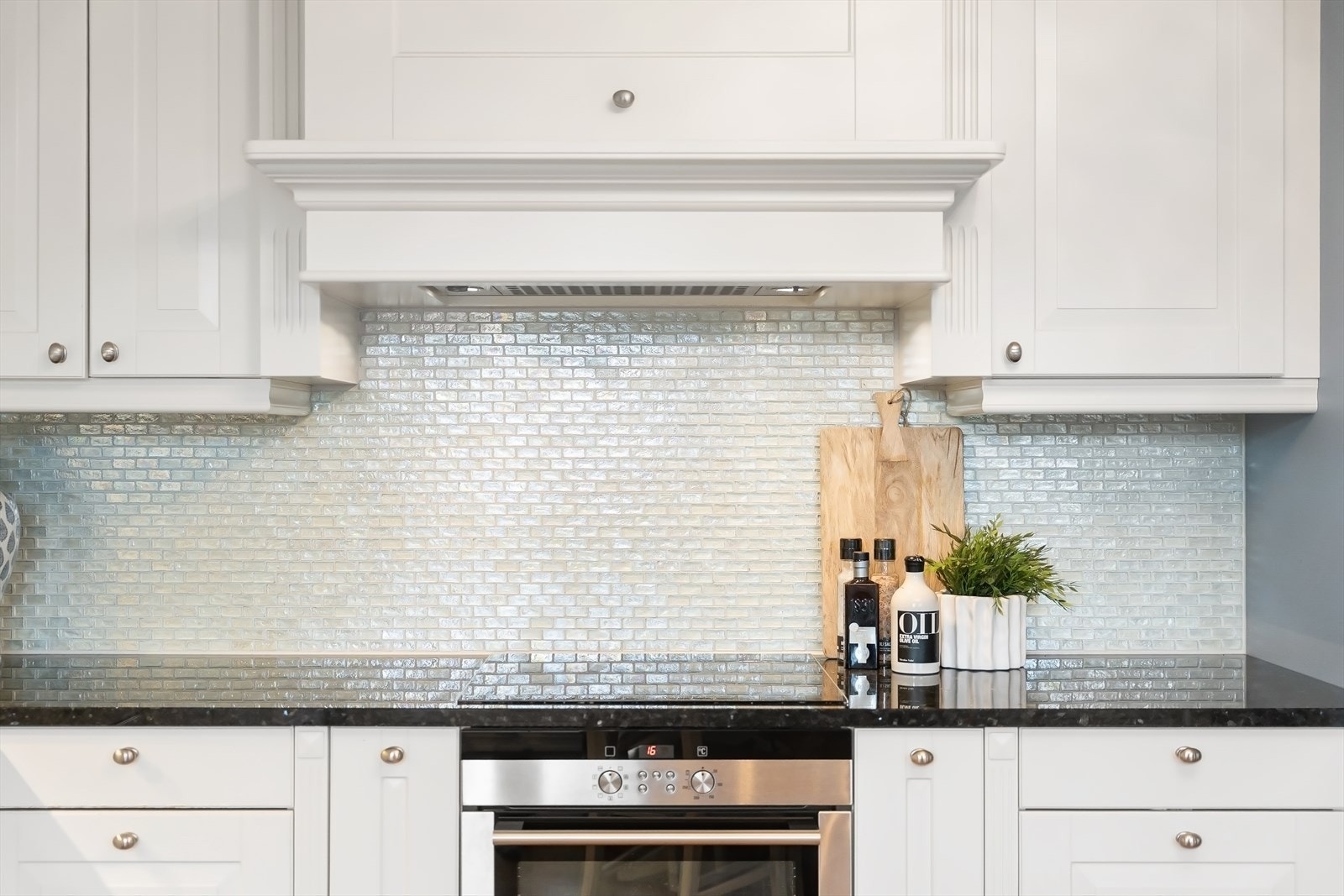 Backsplash med fliser fra Fired Earth, flott benkeplate av Larvikitt Galleribilde