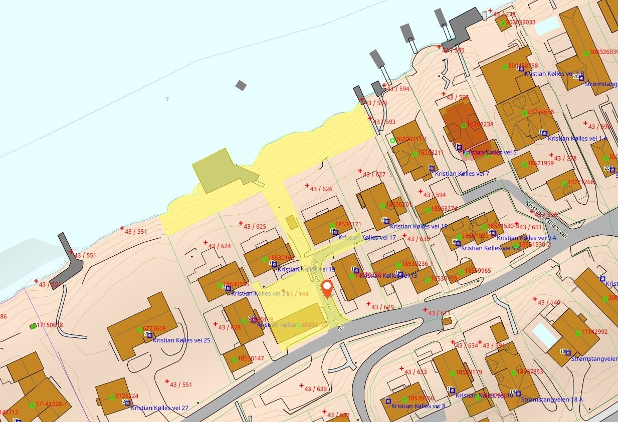 Fellesareal brygge, strandlinje, internveier og garasjerekke for nedre tun Galleribilde
