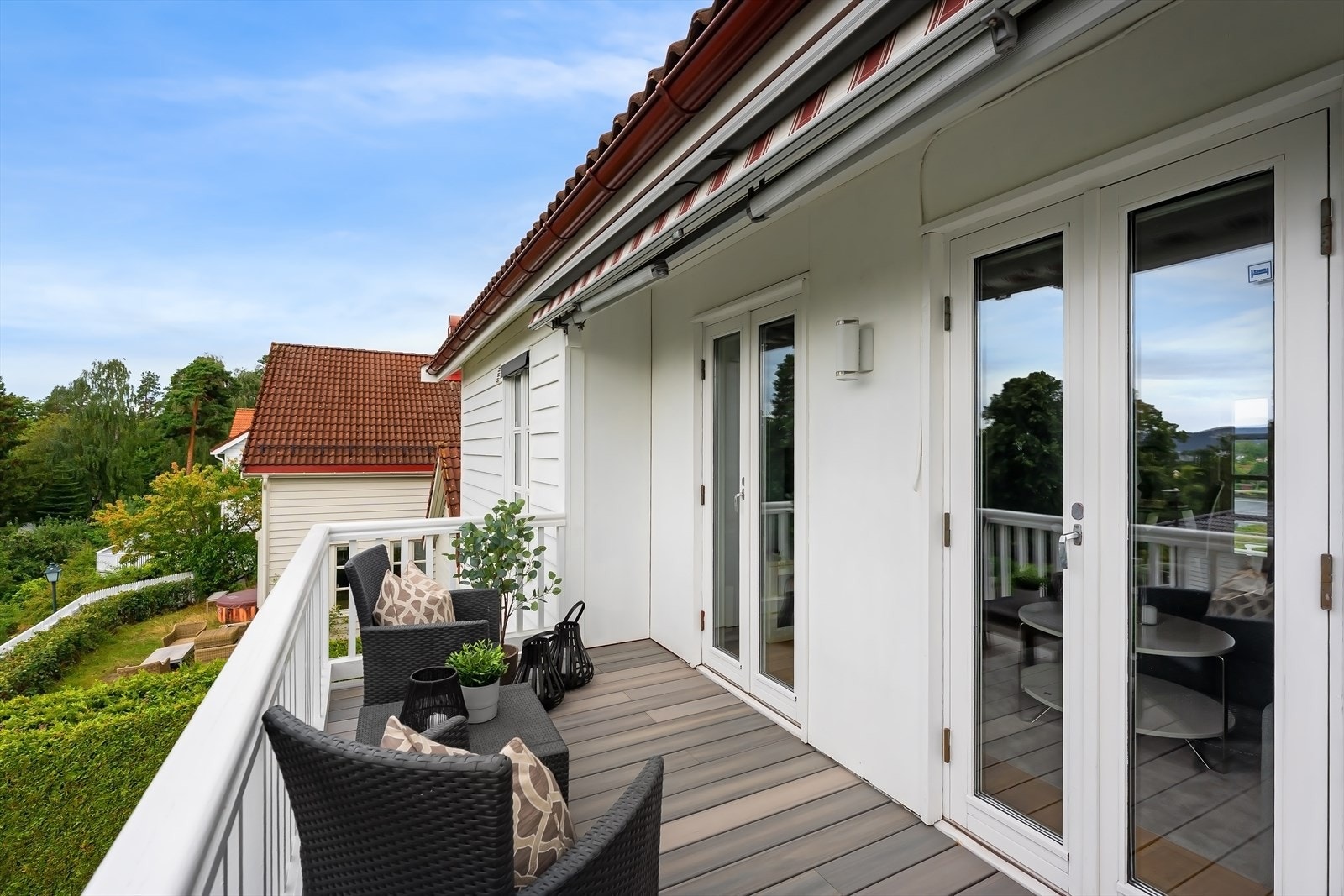 Verandaen i 2. etasje ligger virkelig høyt og flott i nabolaget Galleribilde